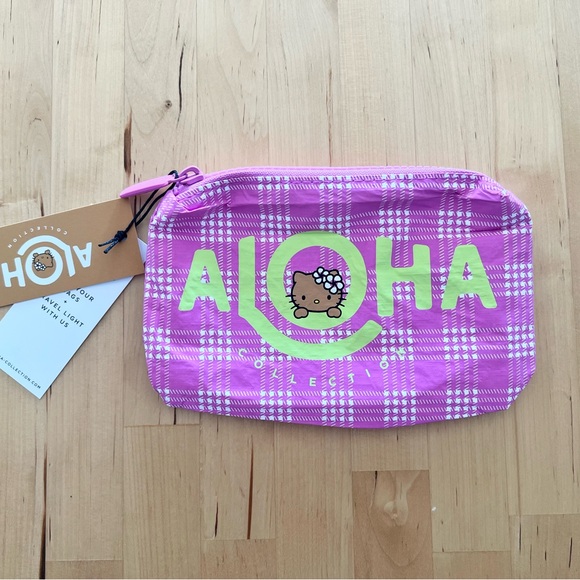 Aloha Collection 💓🌸 Hello Kitty Mini Pouch - Picture 4 of 5